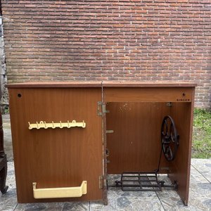 Lote anterior: Mueble Singer para Máquina de Coser Antigua