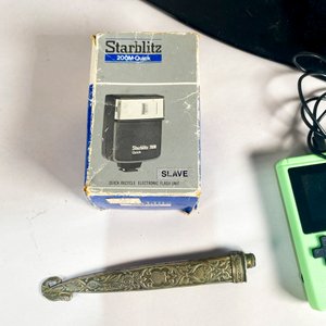Lote de 4 piezas: Flash Starblitz, consola de videojuegos portátil, vaina de cuchillo antigua y quilla de tabla de surf - imagen 4