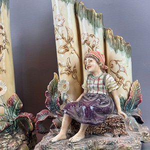 Par de Mayólicas Austriacas con Figuras Infantiles, Estilo Rústico - imagen 3