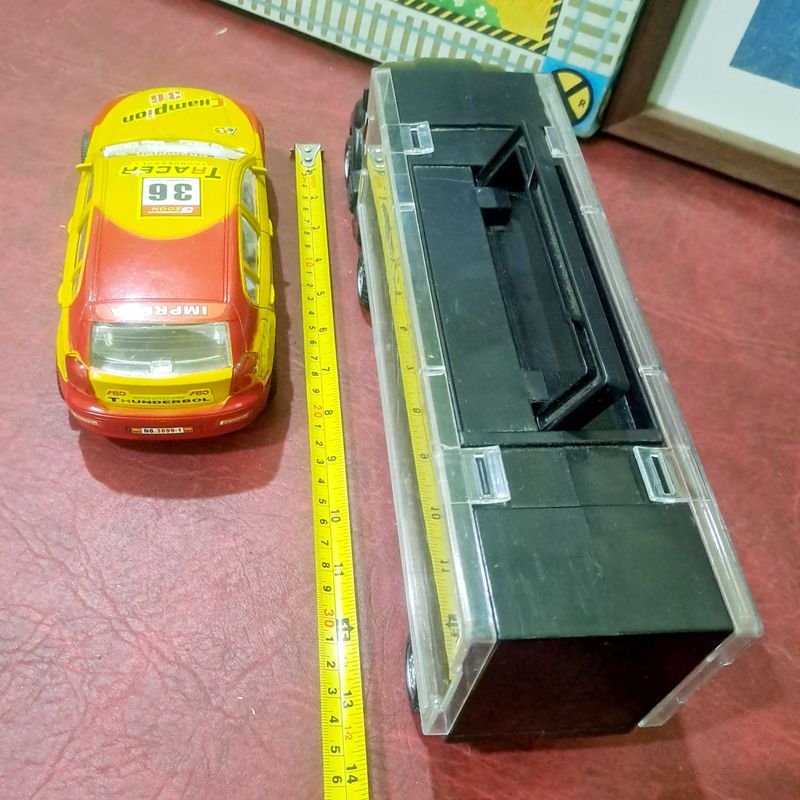 Juguetes de coches a escala con detalles numéricos y textuales - imagen 3