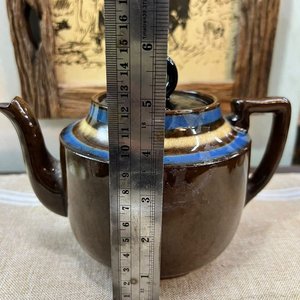 Tetera Antigua de Cerámica Marrón con Bandas Azules y Doradas - imagen 6
