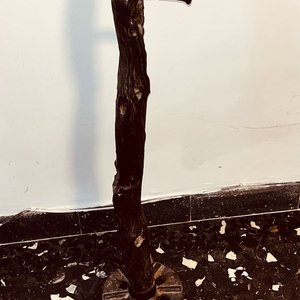 Perchero Rústico de Madera con Base de Hierro y 3 Ganchos - imagen 2