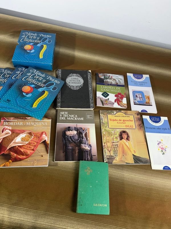 Lote siguiente: Gran lote de libros en español de bordado y costura