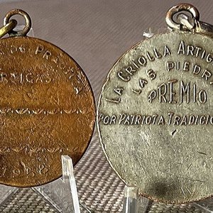Dos Medallas Uruguayas: "Escuela de Práctica Artigas 1958" y "La Criolla Artiguista" - imagen 2