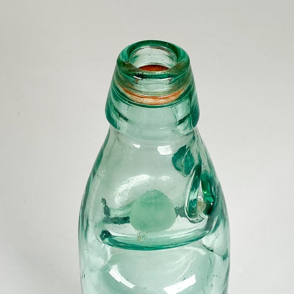 Botella antigua de vidrio color con bolita interior - imagen 2