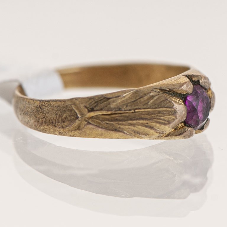 Anillo de Oro con Piedra Roja - imagen 2
