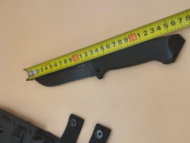 Cuchillo táctico Gerber con funda rígida y sistema de fijación - imagen 8