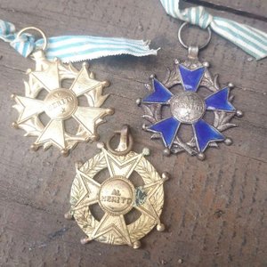 Lote de 3 Medallas al Mérito Antiguas, Año 1900 - imagen 3