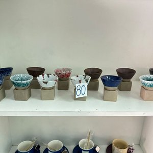 Lote de 12 Conos y Cuencos de Cerámica Artesanal - imagen 2