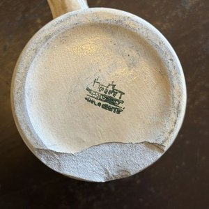 Juego de 4 Jarritas de Cerámica con Relieve y Borde Oscuro - imagen 6