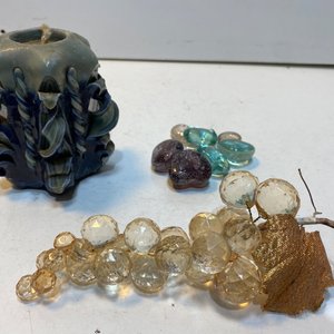 Lote de 23 piezas de bazar y adornos: bandeja, salsera, frutera, vasos ámbar, platos y figuras - imagen 10