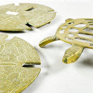 Tres Posafuentes de Bronce: Tortuga y Dos Diseños Geométricos - imagen 3