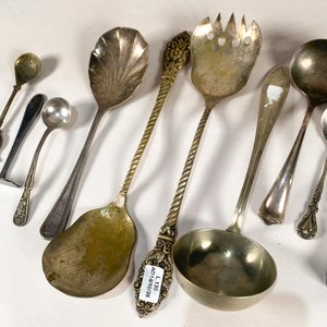 Doce Piezas de Servir Metálicas: Cucharas, Cucharones, Pinza y Más - imagen 3