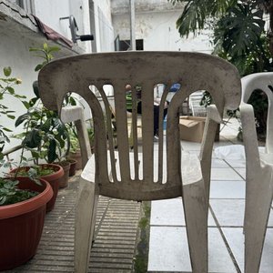 Lote de 3 Sillas Plásticas Blancas para Exterior - imagen 7