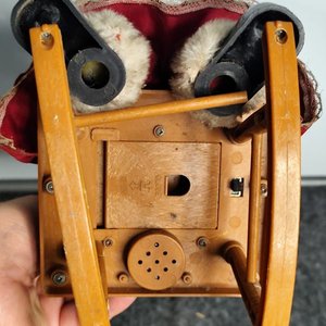 Muñeca antigua a pilas con silla mecedora y sonido - imagen 5