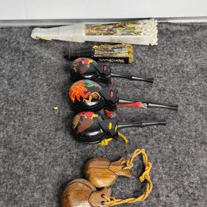Lote de 6 piezas españolas: 2 abanicos y 4 castañuelas - imagen 3