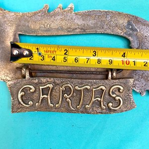 Antigua placa de manoton de puerta en bronce de muy buena calidad de fundición francesa. Tiene buzonera. Largo 30 cm x 8 cm. - imagen 7
