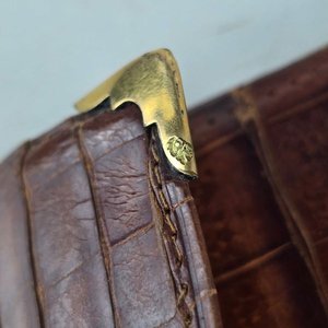 Billetera de Cuero Cocodrilo con Detalles Dorados y Iniciales VK - imagen 4