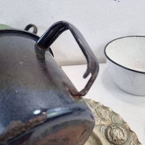 Lote de 7 Piezas: Sopera Esmaltada, Taza, Bowl, Plato Decorativo y Embudos - imagen 3