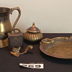 Lote siguiente: Lote de Piezas Antiguas: Jarro Cervecería, Cenicero, Campanilla y Cencerro Conmemorativo