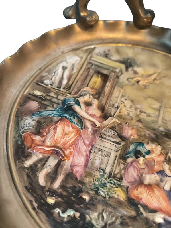 Pieza de Arte en Porcelana con Relieve Mitológico y Figura de León Neoclásico - imagen 5
