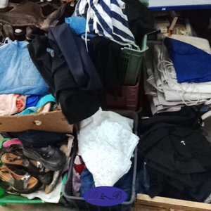 Lote siguiente: Lote de Ropa y Calzados en Cajas y Cajones