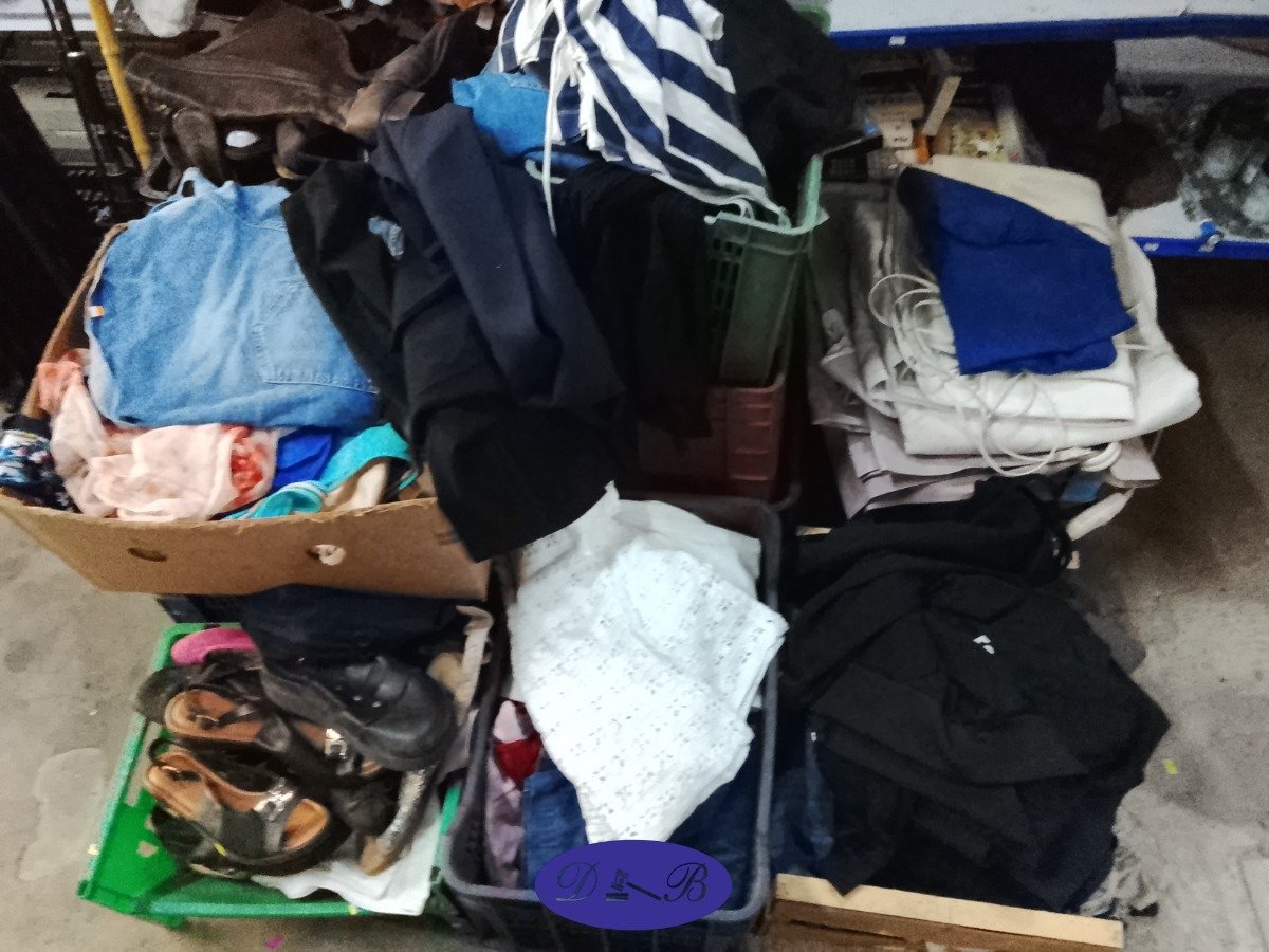 Lote de Ropa y Calzados en Cajas y Cajones