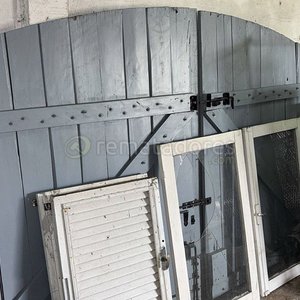 Lote anterior: Puerta Antigua de Madera Gris con Ventanas y Carro Metálico