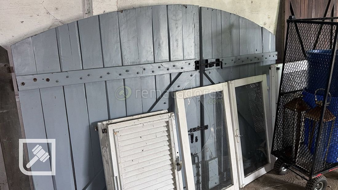 Puerta Antigua de Madera Gris con Ventanas y Carro Metálico