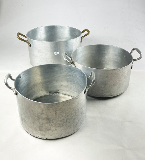 Lote siguiente: Tres ollas de plata en excelente condición