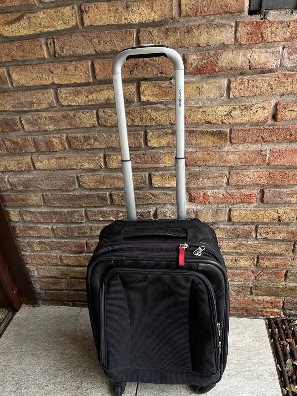 Valija Samsonite Negra Mediana con Ruedas y Mango Extensible - imagen 1
