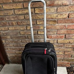 Lote anterior: Valija Samsonite Negra Mediana con Ruedas y Mango Extensible
