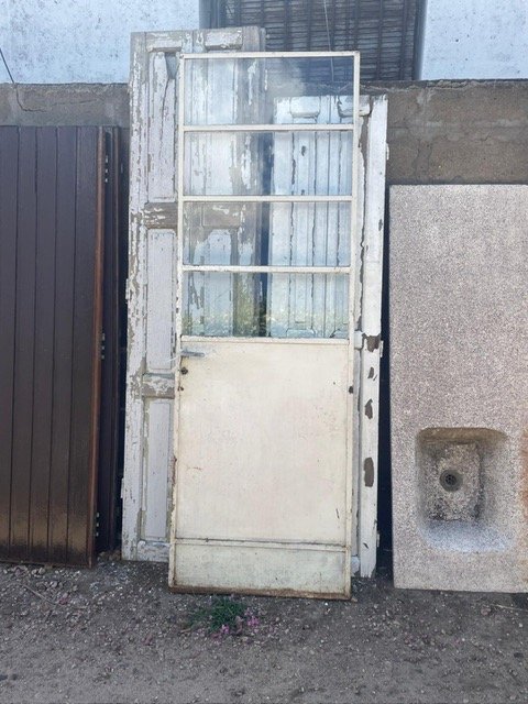 Lote anterior: Puerta de chapa sin marco en mal estado