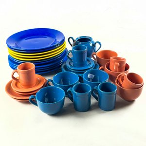 Lote anterior: Treinta piezas en cerámica platos llanos, tazas, pocillos, azucarero (sin tapa)