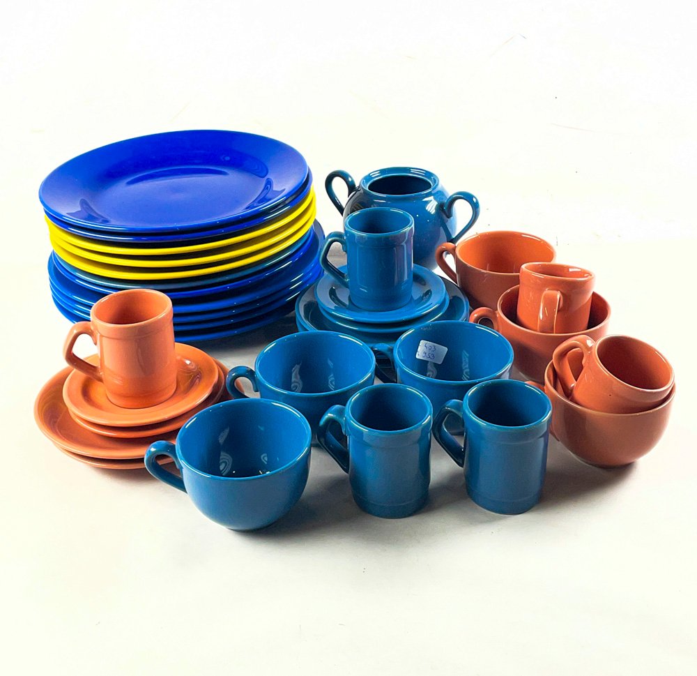 Treinta piezas en cerámica platos llanos, tazas, pocillos, azucarero (sin tapa)