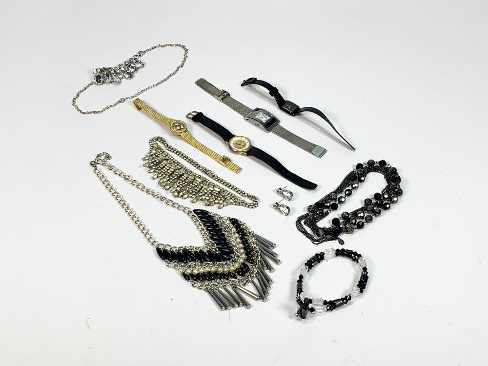 Lote de 10 piezas de fantasía: gargantillas, caravanas, collares y 4 relojes de pulsera para dama