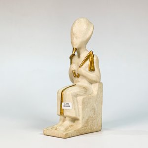 Escultura Egipcia Antigua Sentada en Pasta Blanca y Dorada - imagen 2
