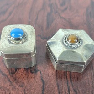 Lote siguiente: Dos Pastilleros Vintage de Plata con Piedras Semipreciosas