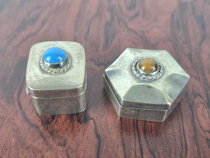 Dos Pastilleros Vintage de Plata con Piedras Semipreciosas