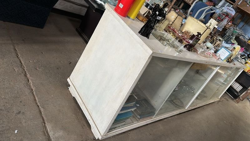Lote siguiente: Un mostrador grande blanco para decoración y almacenamiento