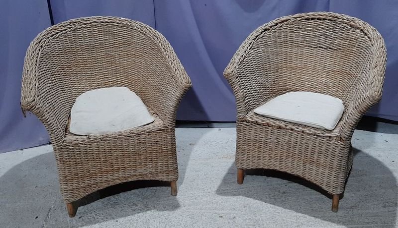 Par de Sillones de Mimbre Blancos con Almohadones