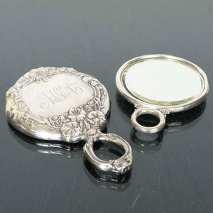 Lote anterior: Par de Espejos de Mano de Plata Labrada con Grabado