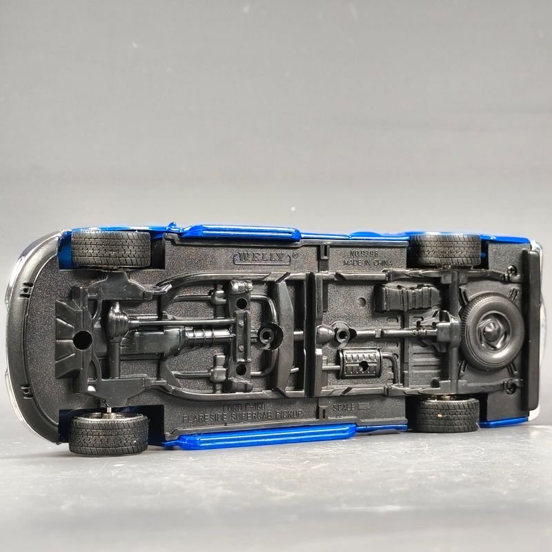 Camioneta Ford F100 escala 1/24 en metal azul con llamas - imagen 8
