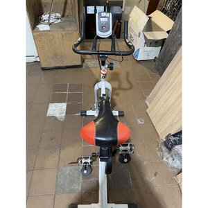 Bicicleta Fija Blanca y Roja con Detalles - imagen 2