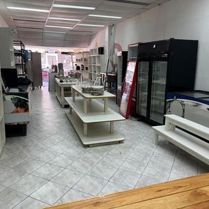 Lote anterior: Liquidación de Supermercado: Exhibidores, Heladeras y Mobiliario