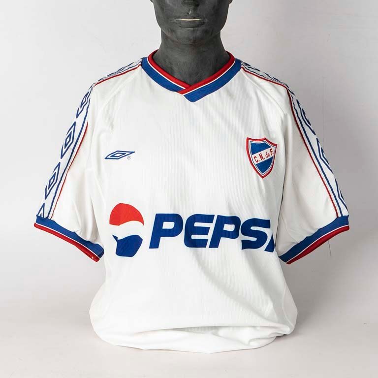 Lote siguiente: Camiseta de Nacional de utilería marca UMBRO N°13