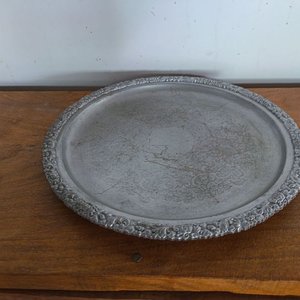 Lote siguiente: Fuente Redonda de Metal Plateado con Grabados