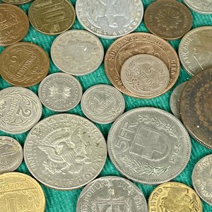 Vitrina de Madera con Colección de Monedas Varias - imagen 5