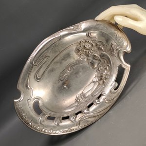 Centro de Mesa Art Nouveau en Metal Plateado con Figura Femenina - imagen 3