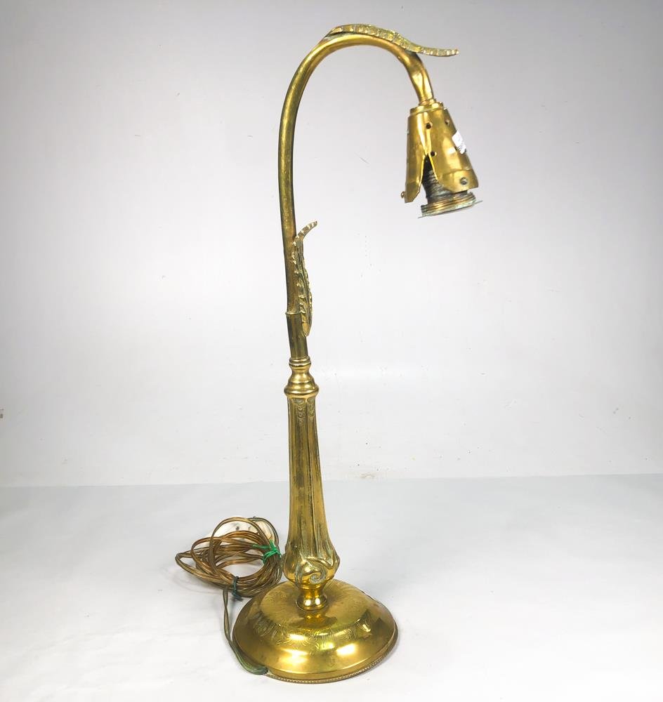 Lámpara de Mesa Antigua en Bronce Labrado